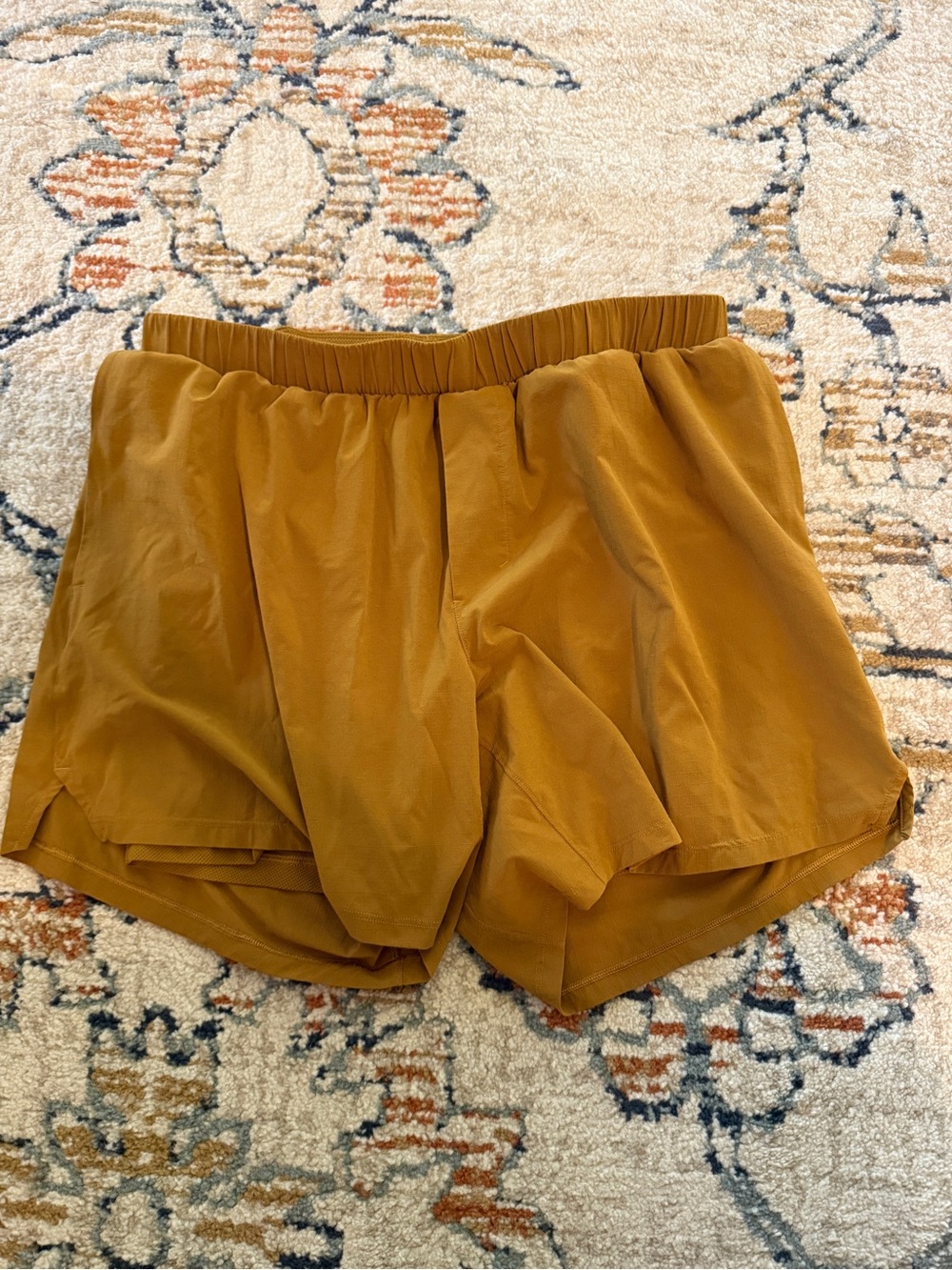 Lululemon men’s mile maker lined 6” shorts